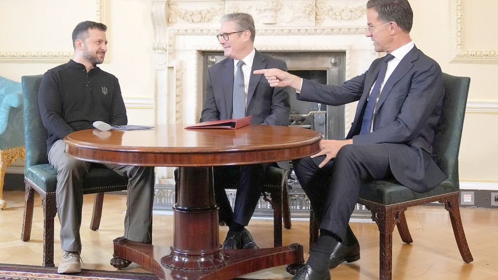 Der ukrainische Präsident Wolodymyr Selenskyj warb im Gespräch mit dem britischen Premier Keir Starmer und Nato-Generalsekretär Mark Rutte erneut für die Freigabe weitreichender Waffen. Foto: Kin Cheung/Pool AP/AP/dpa