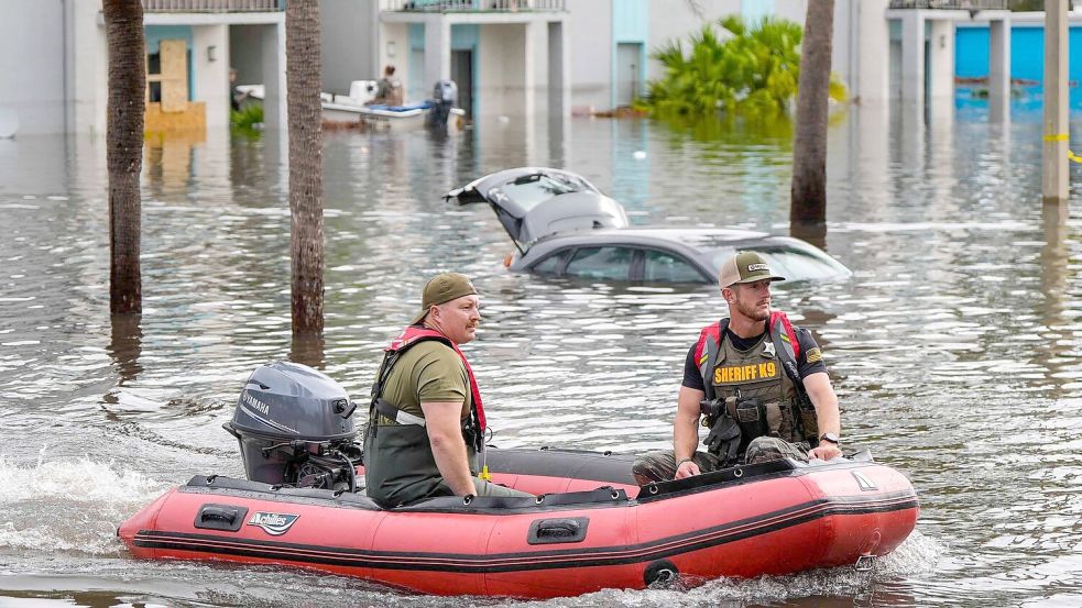 Rettungskräfte sind in der Stadt Clearwater auf dem Weg zu Sturmopfern. Foto: Mike Stewart/AP/dpa