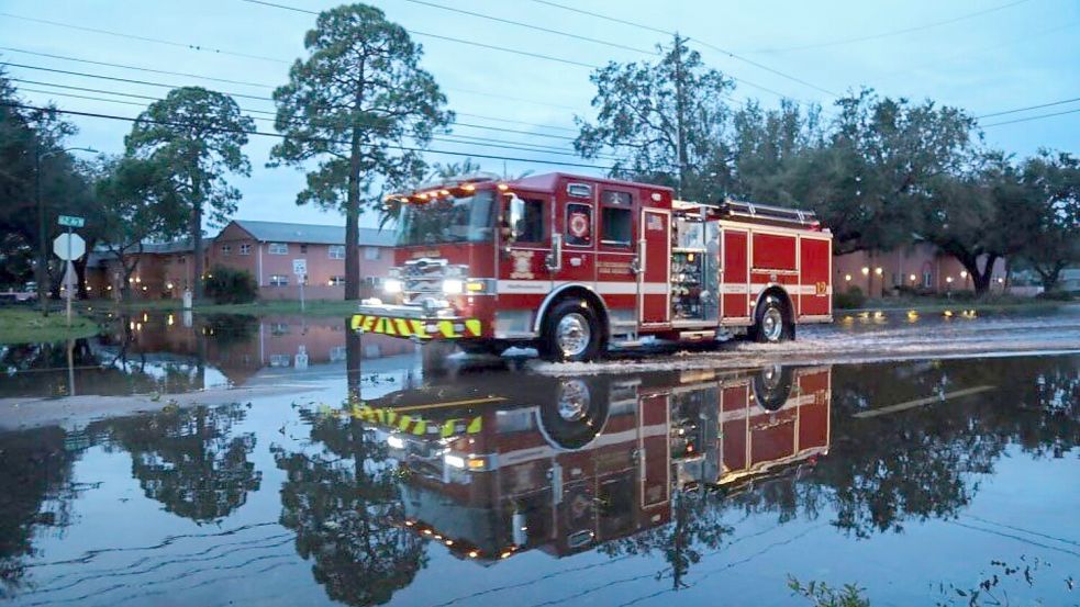 Ein Fahrzeug der Feuerwehr fährt durch St. Petersburg in Florida. Foto: Uncredited/Tampa Bay Times/AP/dpa