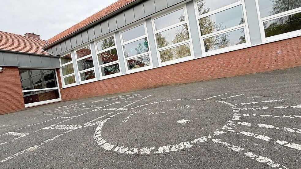 Die ehemalige Grundschule in Burlage ist schon lange geschlossen. Nun wird sie plötzlich wieder Thema. Foto: Archiv