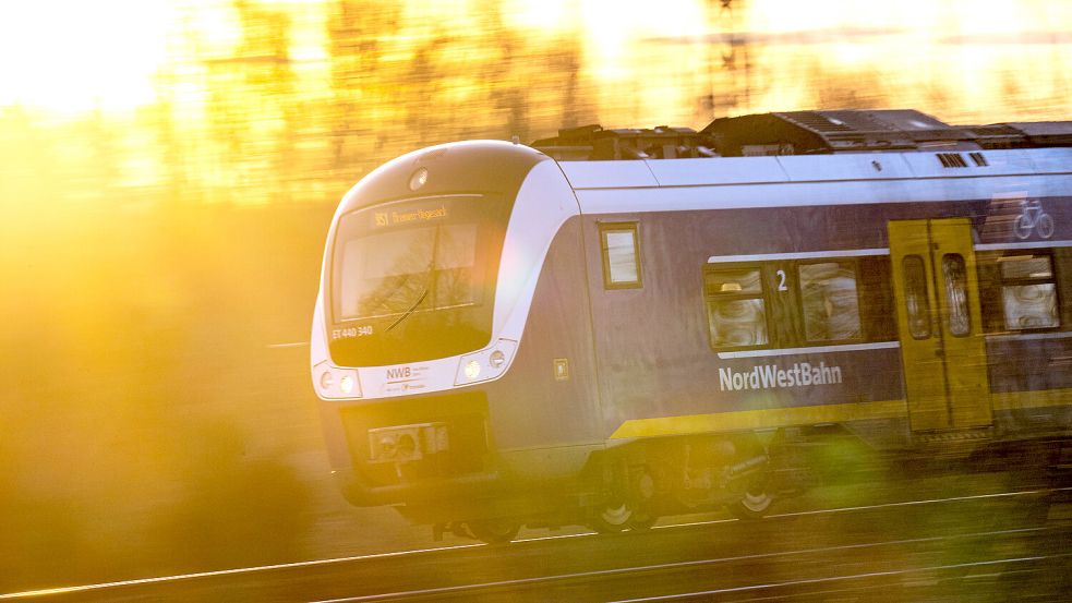 Während des Freimarkts wird es aufgrund von Bauarbeiten vereinzelt zu Schienenersatzverkehr zwischen Delmenhorst und Bremen kommen. Foto: Sina Schuldt/dpa