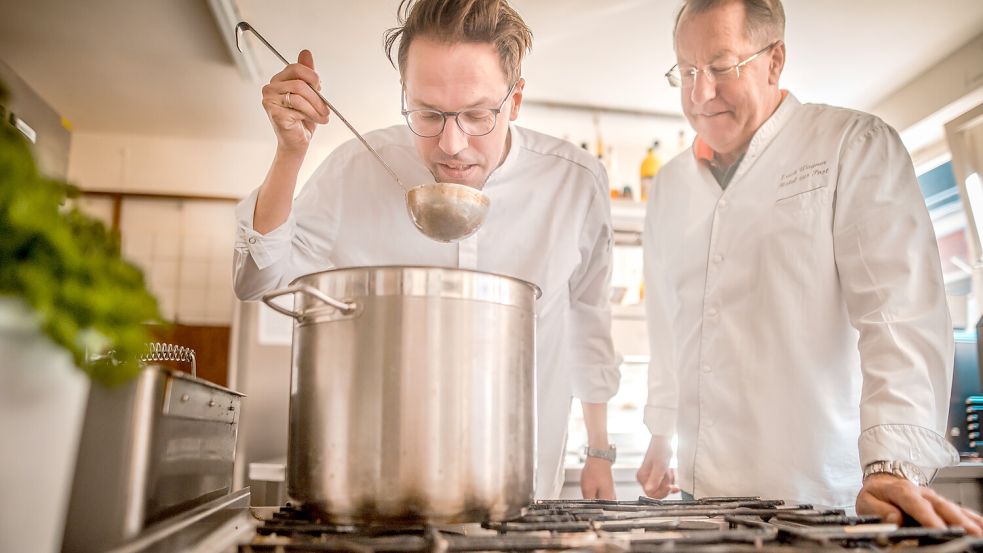 Erich Wagner (rechts) und sein Sohn Henning kochen gemeinsam im „Hotel zur Post“ in Wiesmoor. Foto: Cordsen/Archiv