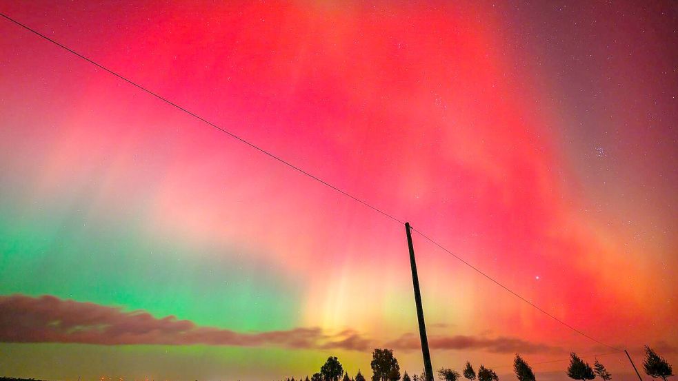 Über Brandenburg leuchtete der Himmel in der Nacht zu Freitag in bunten Farben. Foto: Patrick Pleul/dpa