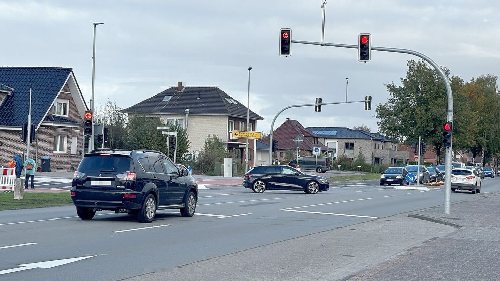 Die neue Ampel an der Ecke Nordstraße/Hauptstraße in Ostrhauderfehn ist nun offiziell in Betrieb genommen worden. Foto: Zein