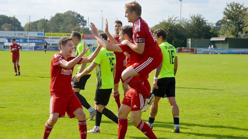 Die TuRaner wollen am Sonntag wieder jubeln: Mit einem Sieg in Middels würde sich Westrhauderfehn ein wenig Luft im Abstiegskampf verschaffen. Foto: Weers