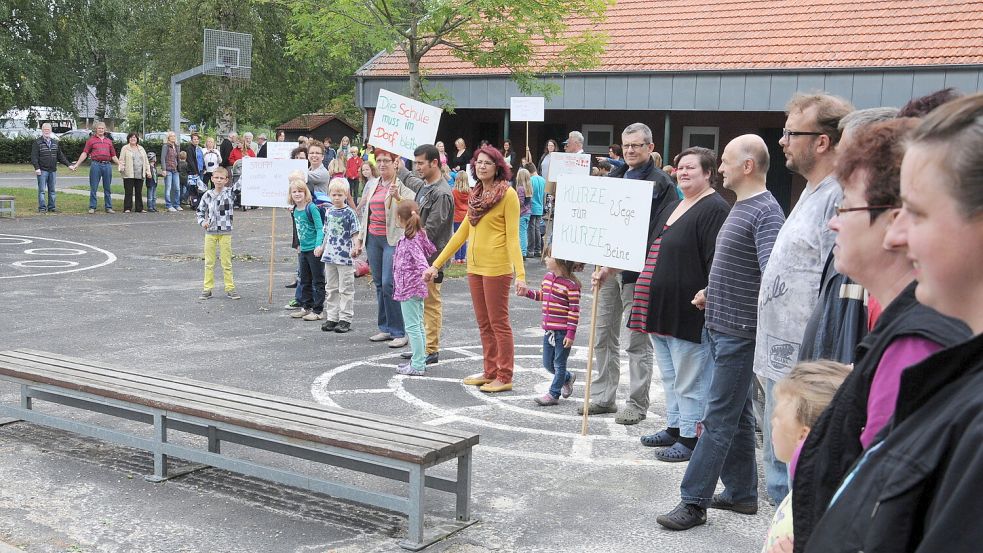 Protest vor der Grundschule in Burlage: Kinder, Eltern und Lehrer bildeten 2013 eine Menschenkette, um für den Erhalt der Schule zu kämpfen. Bild: Archiv