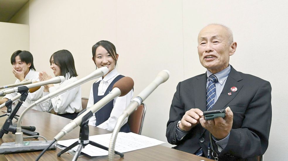 Toshiyuki Mimaki, Präsident von Nihon Hidankyo, reagierte bewegt auf die Bekanntgabe. Foto: Moe Sasaki/Kyodo News/AP/dpa