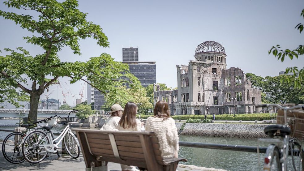 Als am 6. August 1945 die Atombombe in Hiroshima explodierte, blieb in der Gegend nur der Genbaku Dome stehen. Heute ist er das Hiroshima-Friedensdenkmal. (Archivfoto) Foto: Michael Kappeler/dpa