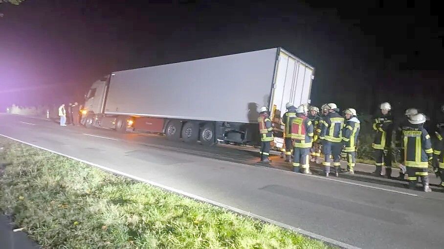 Am Küstenkanal ist in der Nacht zu Freitag ein Lastwagen in den Seitenbereich geraten. Foto: Ahrens