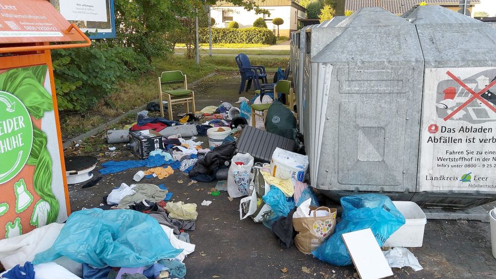 Alles andere als ein schöner Anblick: der Abfallhaufen an den Glas- und Kleidercontainern in Flachsmeer. Foto: Hövelmann