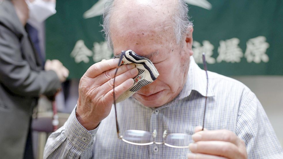 Dem 83-jährigen Shigemitsu Tanaka vom „Nagasaki Atomic bomb Survivors Council“ kommen bei der Pressekonferenz anlässlich der Auszeichnung mit dem Friedensnobelpreis die Tränen. Foto: IMAGO/Kyodo News