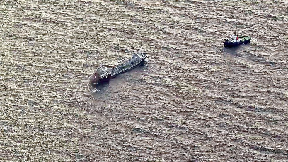 Das brennende Tankschiff „Annika“ soll im Rostocker Hafen gelöscht werden. Foto: Hannes P Albert/dpa