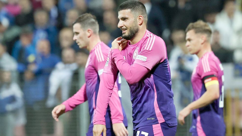 Deniz Undav (M) imitiert nach dem 2:0 die Jubelpose seines Stuttgarter Kollegen Ermedin Demirovic. Er streicht sich mit der Hand an der Schulter das Trikot glatt. Foto: Christian Charisius/dpa