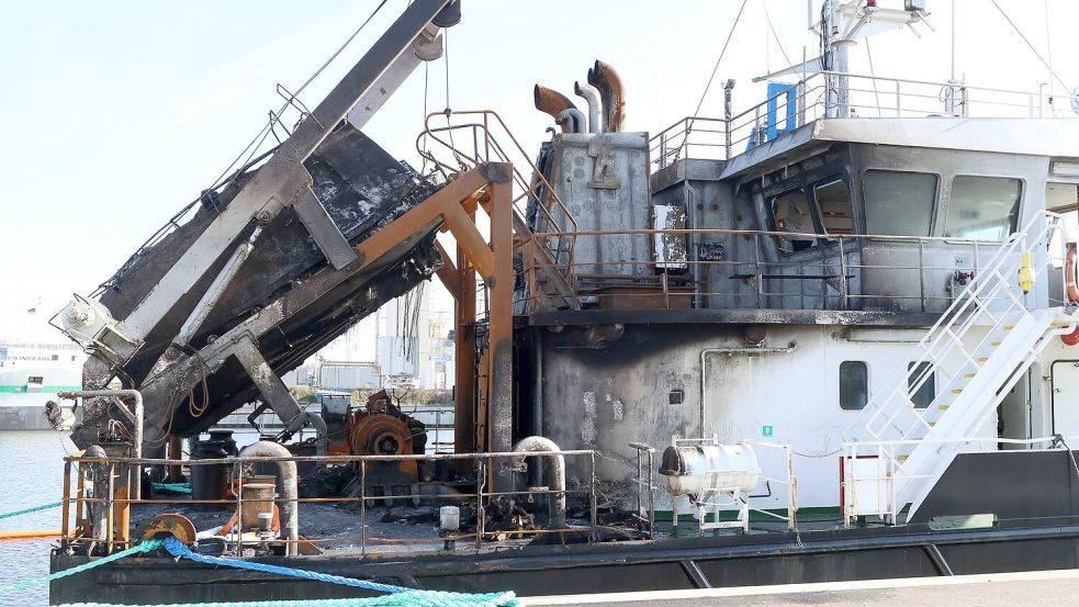 Die Schäden nach dem Brand auf dem Öltankschiff „Annika“ sind deutlich zu erkennen. Der Havarist liegt im Rostocker Überseehafen. Foto: Bodo Marks/dpa