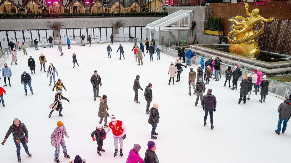 Die traditionelle Eisbahn am Rockefeller Center ist wieder offen. (Archivbild) Foto: Craig Ruttle/AP/dpa