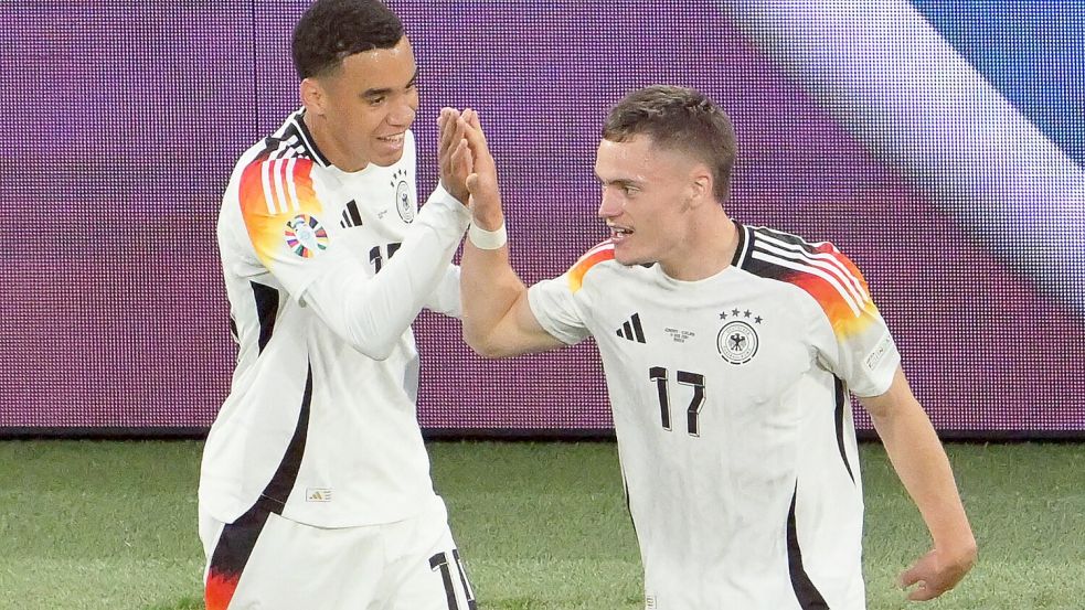 Vor vier Monaten beim EM-Eröffnungsspiel in München: Jamal Musiala (l) und 1:0-Schütze Florian Wirtz beim Torjubel nach dem 1:0. Foto: Peter Kneffel/dpa