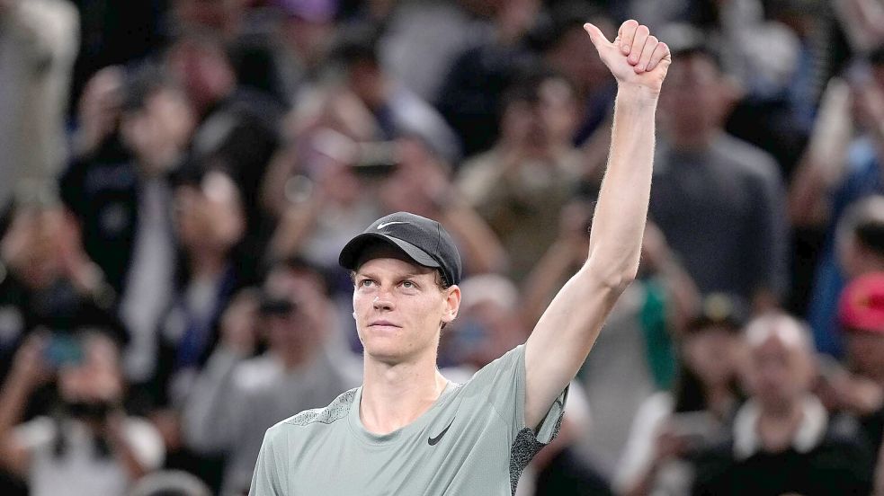 Tennisstar Jannik Sinner bejubelt den Finalsieg von Shanghai gegen Novak Djokovic Foto: Andy Wong/AP/dpa