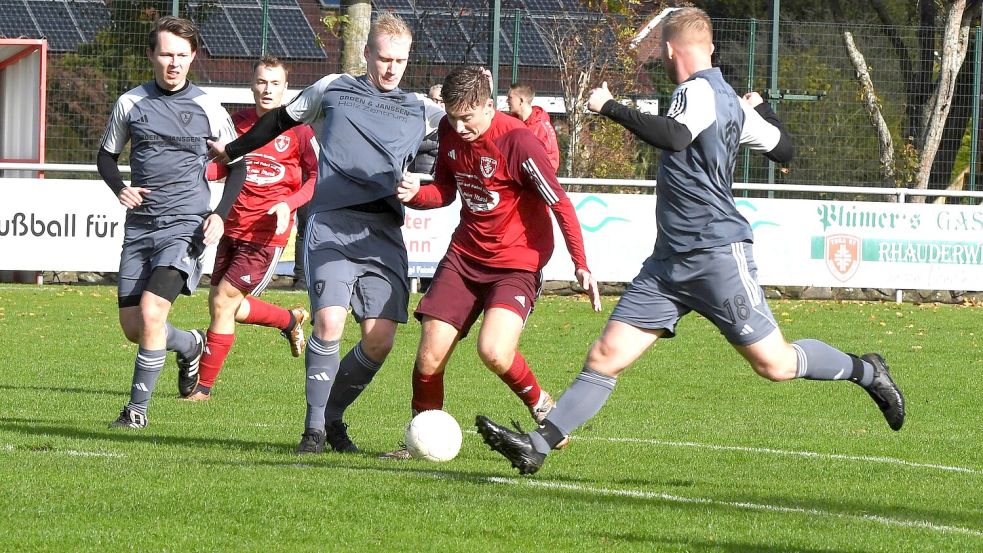 Connor Schulte (Mitte) versucht einen Angriff, der bringt aber nichts ein. Fotos: Damm