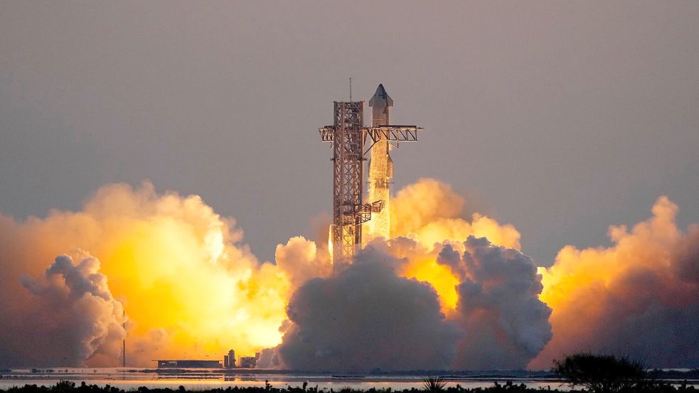 Die Mega-Rakete Starship von SpaceX hebt von der Starbase zum fünften Testflug ab. Foto: Eric Gay/AP/dpa