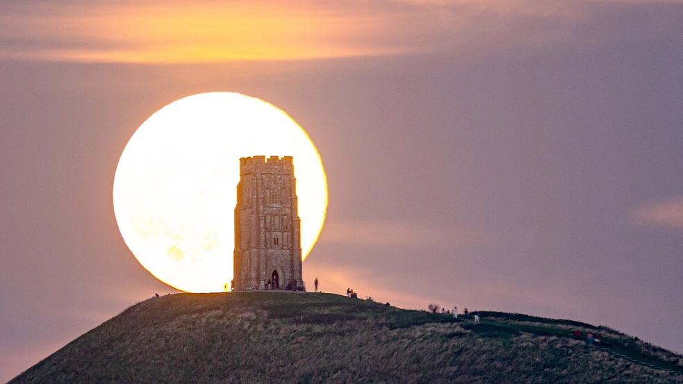 Der Supermond im September 2024. Im Oktober erscheint er wieder sehr nah. Foto: Ben Birchall/PA Wire/dpa