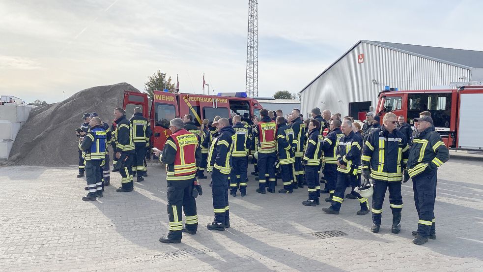 Die Einsatzkräfte schauten sich den Drohnenflug an. Foto: Hagewiesche