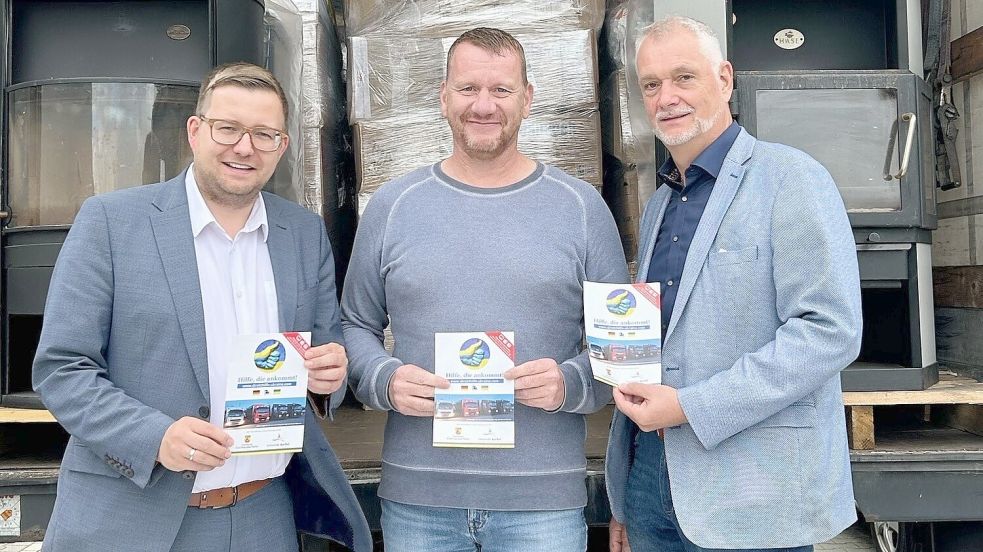 Der Barßeler Michael Kröger (Mitte) von der Direkthilfe-Ukraine organisiert wieder einen Hilfstransport in die Ukraine. Darüber freuen sich die Bürgermeister Günter Harders (rechts, Ostrhauderfehn) und Nils Anhuth (Barßel). Fotos: Ukrainehilfe/Gemeinde Ostrhauderfehn