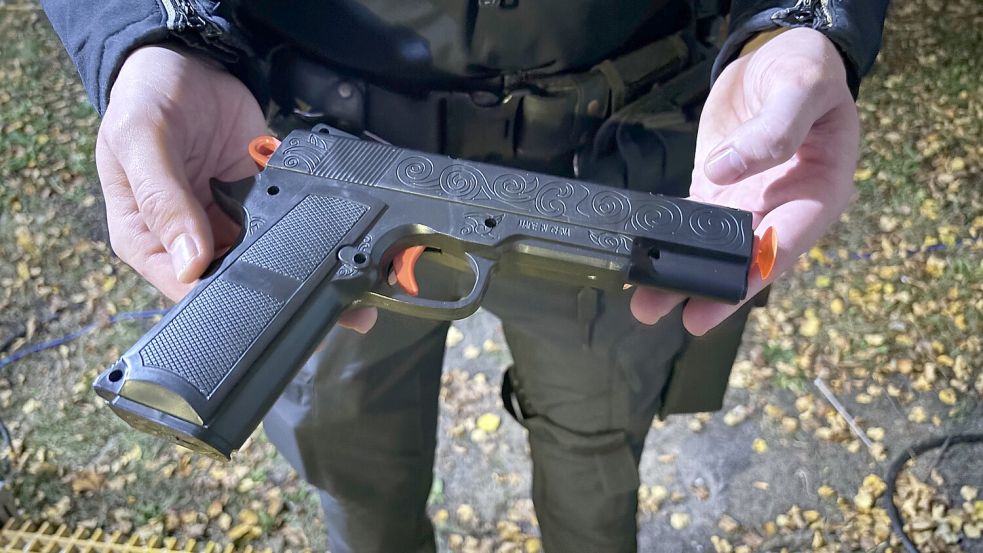 Ein Polizist hält eine Anscheinswaffe: Ein Gewinn, der seinen Besitzer nicht wirklich glücklich gemacht haben dürfte. Foto: Bothe