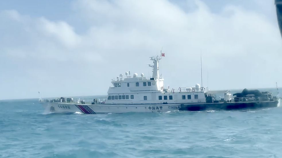 Ein Boot der chinesischen Küstenwache passiert die Matsu-Inseln – aufgenommen von einem Boot der taiwanischen Küstenwache. Foto: picture alliance/dpa/Taiwan Coast Guard via AP