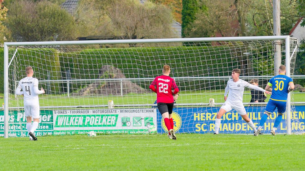 Tobias Feldmann (rechts, Nummer 30) vom SC Rhauderfehn-Langholt erzielte beim 2:2 gegen den Tabellenführer Eintracht Ihlow seine Saisontreffer 20 und 21. Fotos: Lohmann