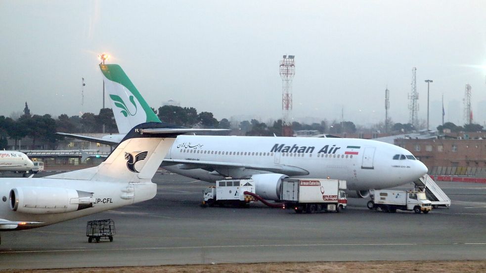 Dürfen künftig nicht mehr in die EU fliegen: Passagierflugzeuge der iranischen Fluggesellschaft Mahan Air. (Archivbild) Foto: Abedin Taherkenareh/EPA/dpa