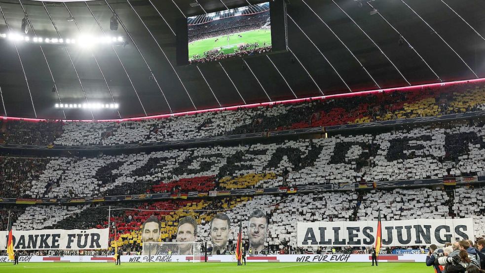 Die Fans verabschiedeten die Ex-Nationalspieler als „Legenden“. Foto: Christian Charisius/dpa