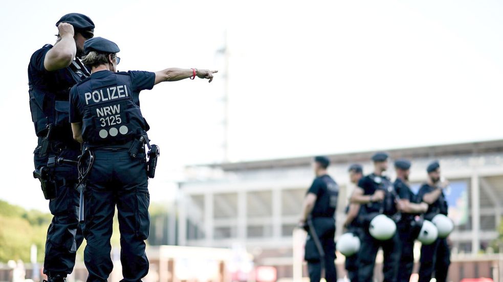 Die Sicherheit rund um Stadien und in den Arenen ist immer wieder Thema. Foto: Fabian Strauch/dpa