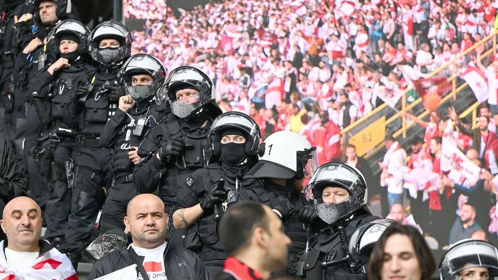 Die Sicherheit rund um Stadien und in den Arenen ist immer wieder Thema. Foto: Bernd Thissen/dpa