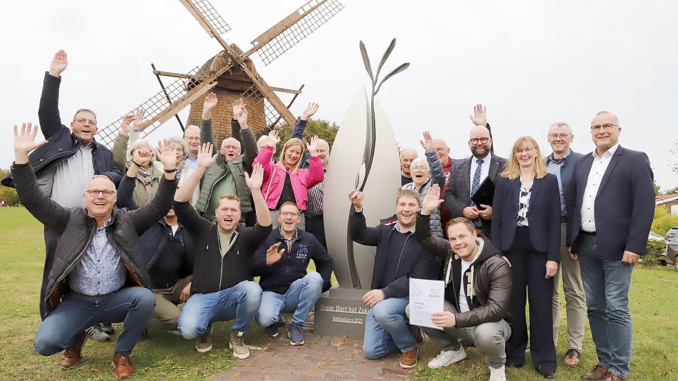 Jubel herrschte beim Sieger des Kreiswettbewerbs „Unser Dorf“ hat Zukunft der Ortschaft Bethen bei der Wanderstele auf dem Mühlenberg in Gehlenberg. Foto: Passmann