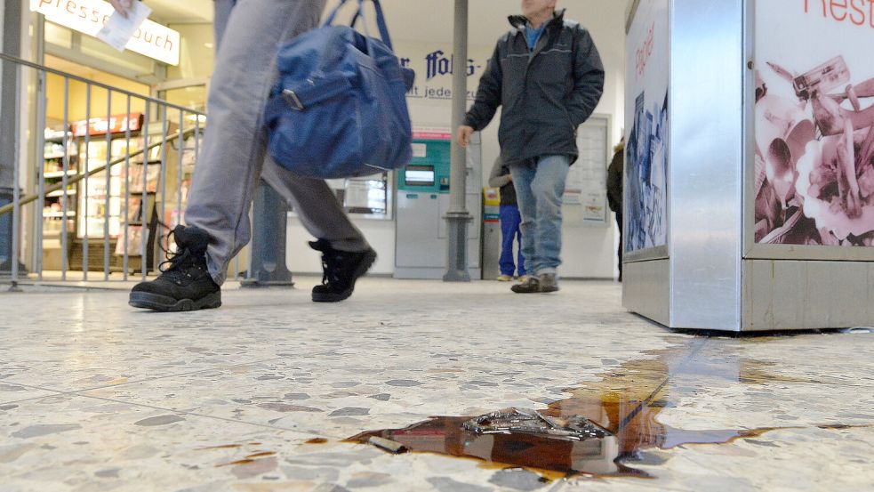 Die FDP möchte mehr Sauberkeit im Bahnhof von Leer. Foto: Ortgies/Archiv