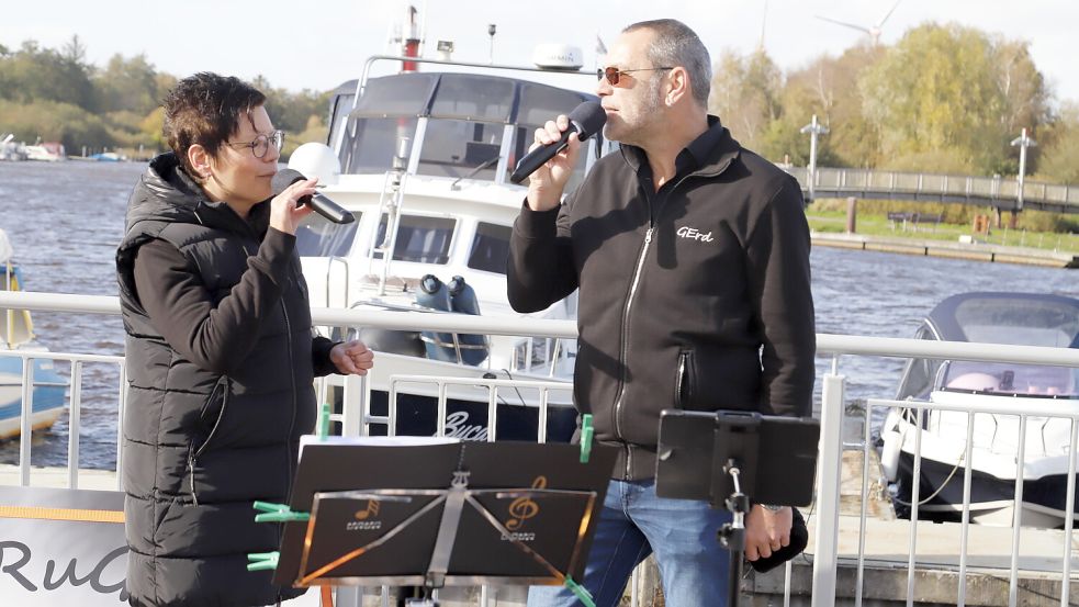 Als neues Gesangsduo „MARuGE“ am Barßeler Musikhimmel erfreuen Marion Dirks und Gerd Alberding Besucher und Gäste, wie hier auf der Aussichtsplattform am Bootshafen in Barßel. Foto: Passmann