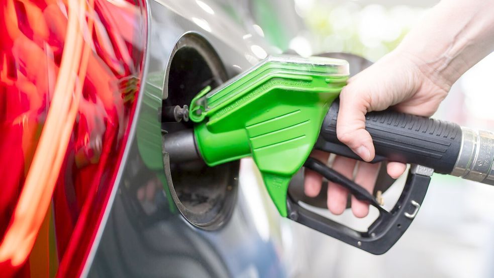 Tanken: Im Saarland ist es derzeit am billigsten. (Archivbild) Foto: Sven Hoppe/dpa