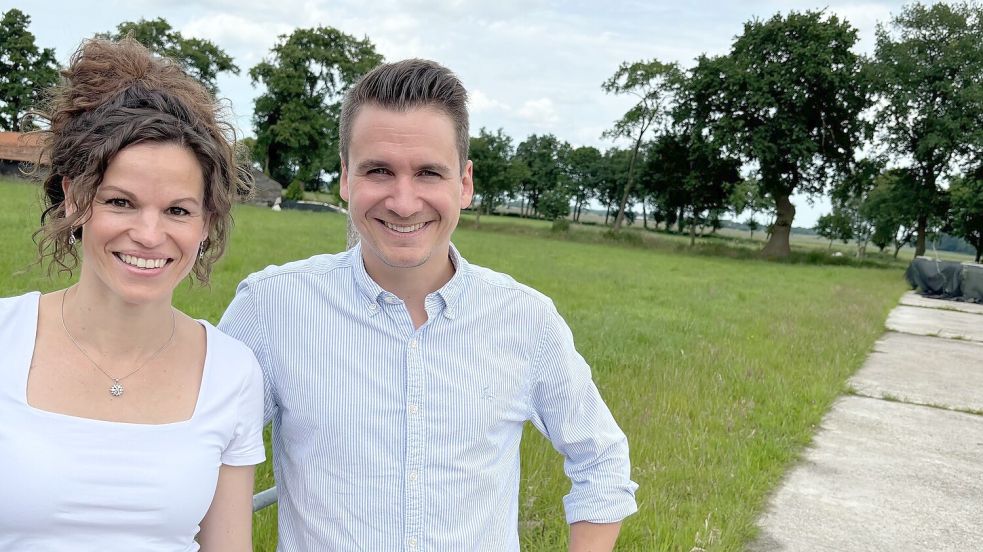 Hilke und Johannes Baumannsind froh, dass sie mit ihrer Planung nun weiterkommen. Auf der Fläche im Hintergrund soll der Wohnmobilstellplatz entstehen. Archivfoto: Janßen