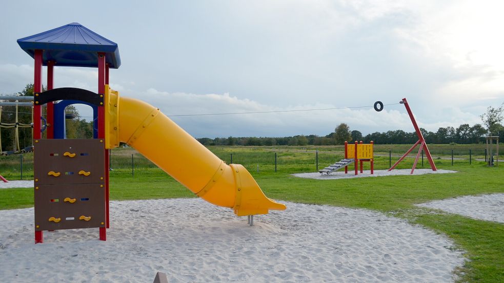 Ein brandneuer Spielplatz steht an der Ecke Bussardstraße für die Kinder der künftigen Bewohnerinnen und Bewohner des Neubaugebietes in Klostermoor bereit. Das Baugebiet erstreckt sich direkt hinter und neben dem Spielgelände. Foto: Fertig