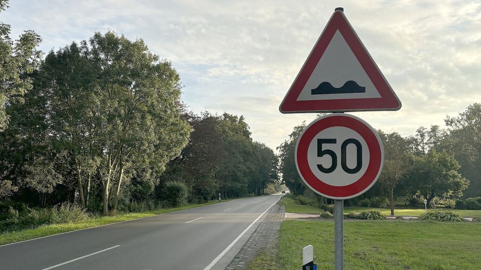 Die Landstraße 21 ist in einem schlechten Zustand. Aus diesem Grund ist dort nun ein Tempo-50-Schild aufgestellt worden. Foto: Spindler