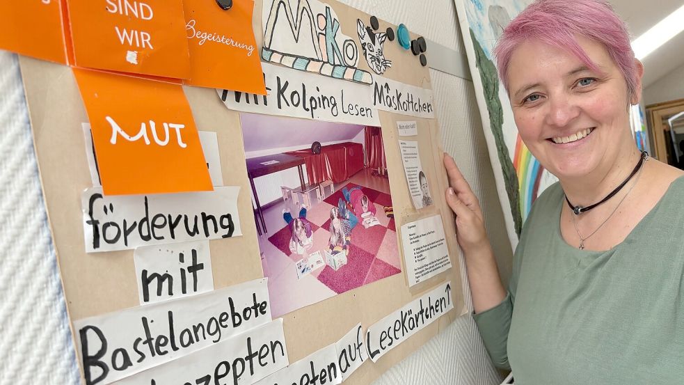 Im Flur des Pfarrheims hängt ein altes Miko-Plakat, auf dem unter anderem Heike Hessenius’ Tochter im Grundschulalter zu sehen ist. „Sie ist heute 23“, so die Vorsitzende der Kolpingsfamilie Westrhauderfehn. Foto: Janßen