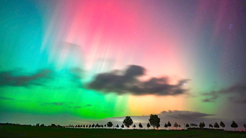 Polarlichter leuchten in verschiedenen Farben, weil verschiedene Teilchen der Lufthülle in verschiedenen Höhen angeregt werden. (Archivbild) Foto: Patrick Pleul/dpa