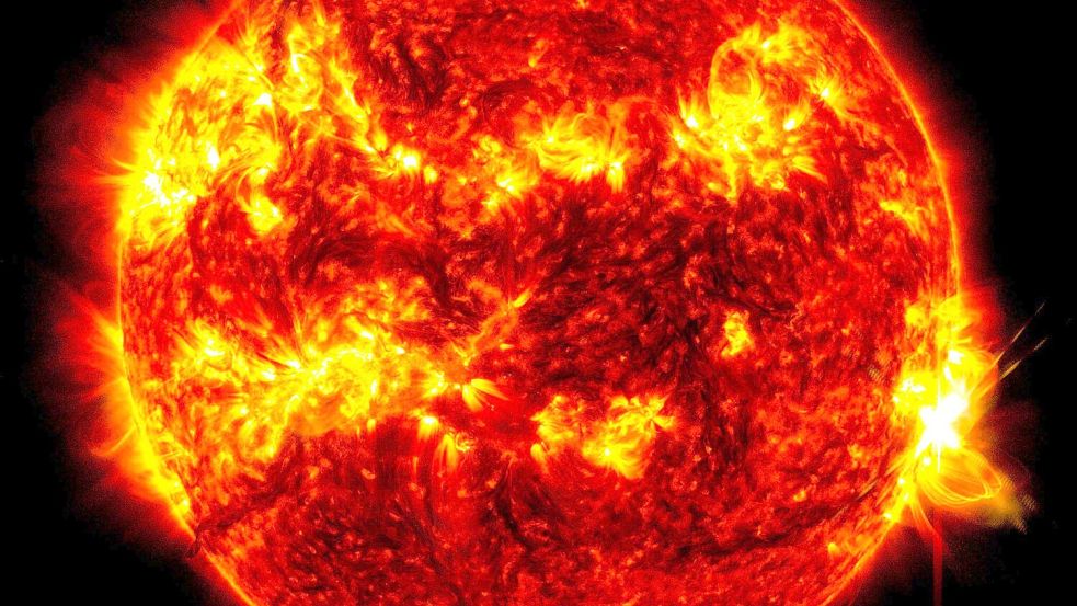 Innerhalb der Phase maximaler Sonnenaktivität sind die Chancen gut, farbenfrohe Polarlichter über der Erde zu sehen. Foto: Solar Dynamics Observatory/NASA via AP/dpa