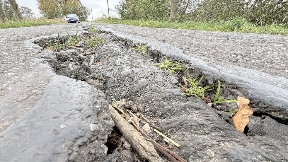 Die Schäden an der Straße sind schwerwiegend. Foto: Ortgies