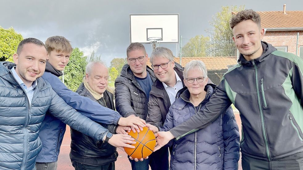 Die Vertreter von Rat und Verwaltung konnten nun das neue Basketballfeld am Sportboothafen eröffnen (von links): Ratsherr Nico Bloem, Jugendratsvorsitzender Sönke Sonnenberg, Ratsherr Jens Scheffer, Markus Bakker (Geschäftsführer HuT), Bürgermeister Heiko Abbas, Ratsfrau Hildegard Hinderks und Ratsherr Philipp Tengler. Foto: Stadt Weener