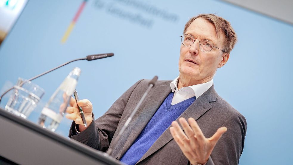 Gesundheitsminister Karl Lauterbach nennt deutlich steigende Klinikausgaben als wesentlichen Grund für die voraussichtlich höheren Kassenbeiträge. (Archivbild) Foto: Kay Nietfeld/dpa