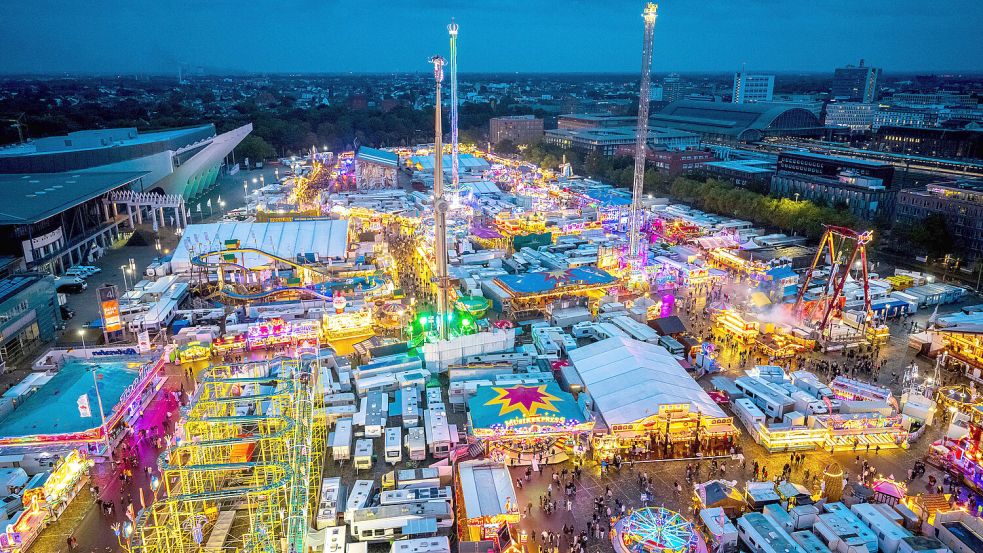 Die Bürgerweide leuchtet wieder: Ab Freitag, 18. Oktober, feiert Bremen 17 Tage lang seinen Freimarkt. Foto: Sina Schuldt