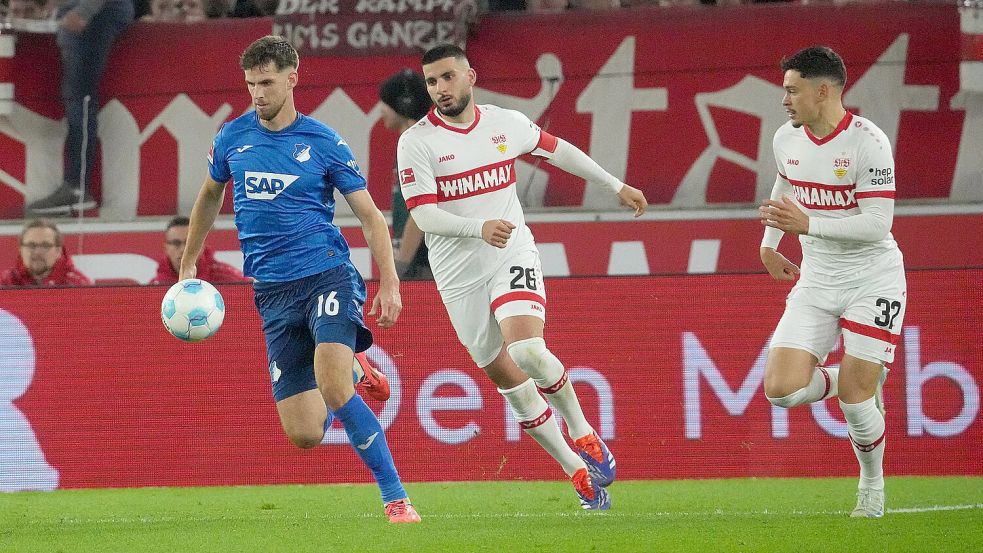 Anton Stach (links, im Duell mit Deniz Undav) hat es von Jeddeloh aus in die Bundesliga geschafft. Der zweimalige Nationalspieler spielt inzwischen für die TSG Hoffenheim. Auch er unterstützte Jeddeloh nun. Foto: Imago