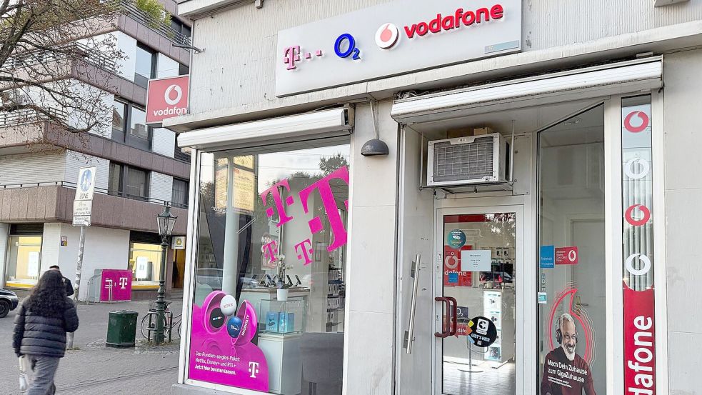 Eine Passantin geht in einer Fußgängerzone an einem Shop vorbei, der Mobilfunkverträge der drei etablierten deutschen Netzbetreiber Telekom, Telefónica O2 und Vodafone anbietet. Im Wettkampf um die Kundengunst bieten nun alle drei Anbieter Privatkunden reines 5G an, auch 5G SA genannt. Foto: Wolf von Dewitz/dpa