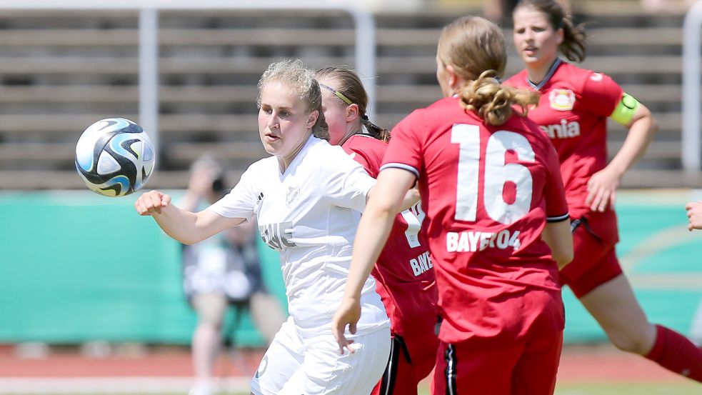 2023 verloren Aurichs U17-Fußballerinnen (links Ana-Carolin Hoffmann) mit 1:2 im DM-Finale gegen Bayer Leverkusen. Nun treffen die Vereine im DFB-Pokal aufeinander. Foto: Doden, Emden